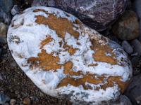Weißer Stein mit ockerfarbenen Einschlüssen